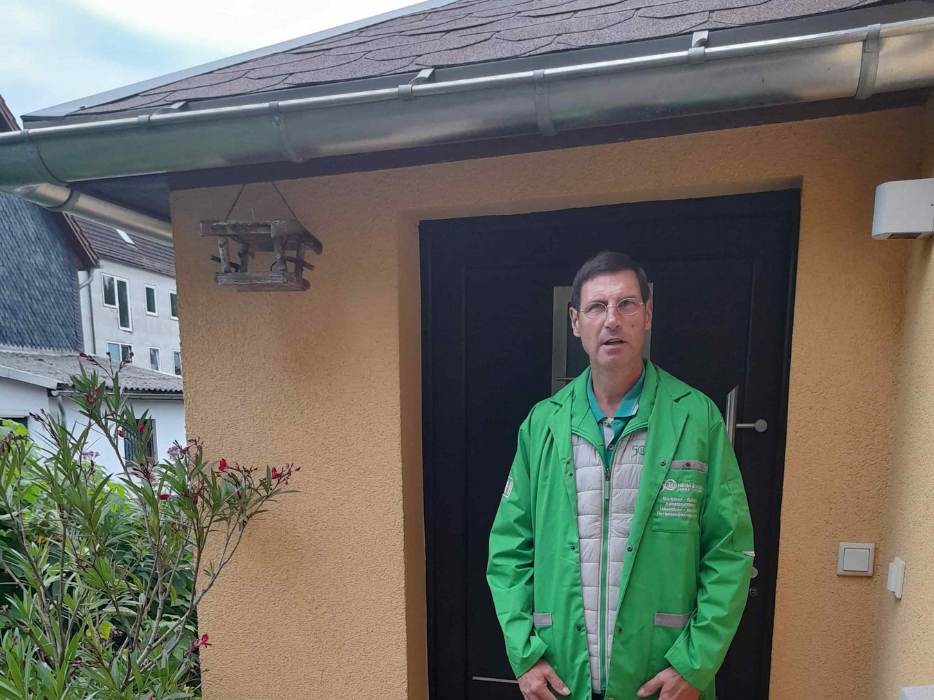 HEIM & HAUS Fachberater Herr Reinhardts in einer grünen Jacke 