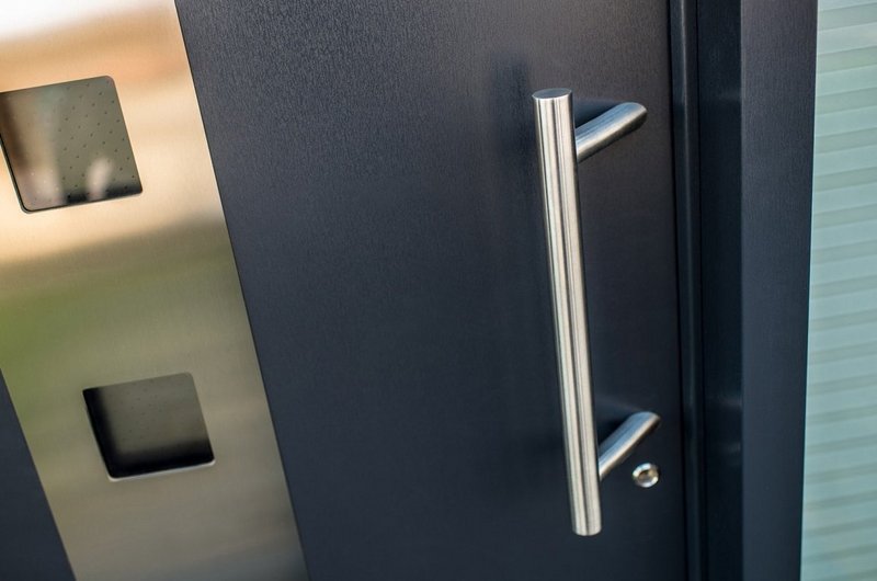 Haustür und Türgriff in Detailansicht