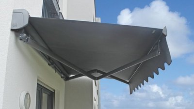 Offene Markisen können mit einem Regendach aufgerüstet werden Halboffene Markise an Fassade