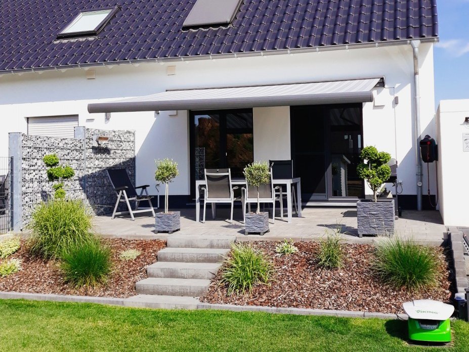 Ausgefahrene Markise über Terrasse