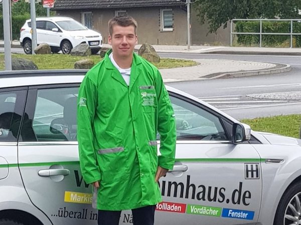 HEIM & HAUS Fachberater Herr Schröder vor einem Auto von HEIM & HAUS