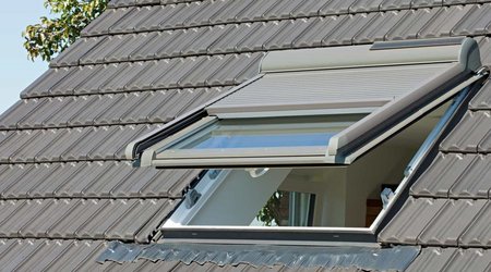 Dachfenster mit Dachfensterrollladen, offenes Dachfenster