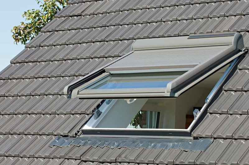 Dachfenster mit Dachfensterrollladen, offenes Dachfenster