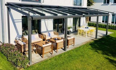 Verschiedene Inseln sorgen auf großen Terrassen für Abgrenzung Terrassendach über verschiedenen Sitzgruppen