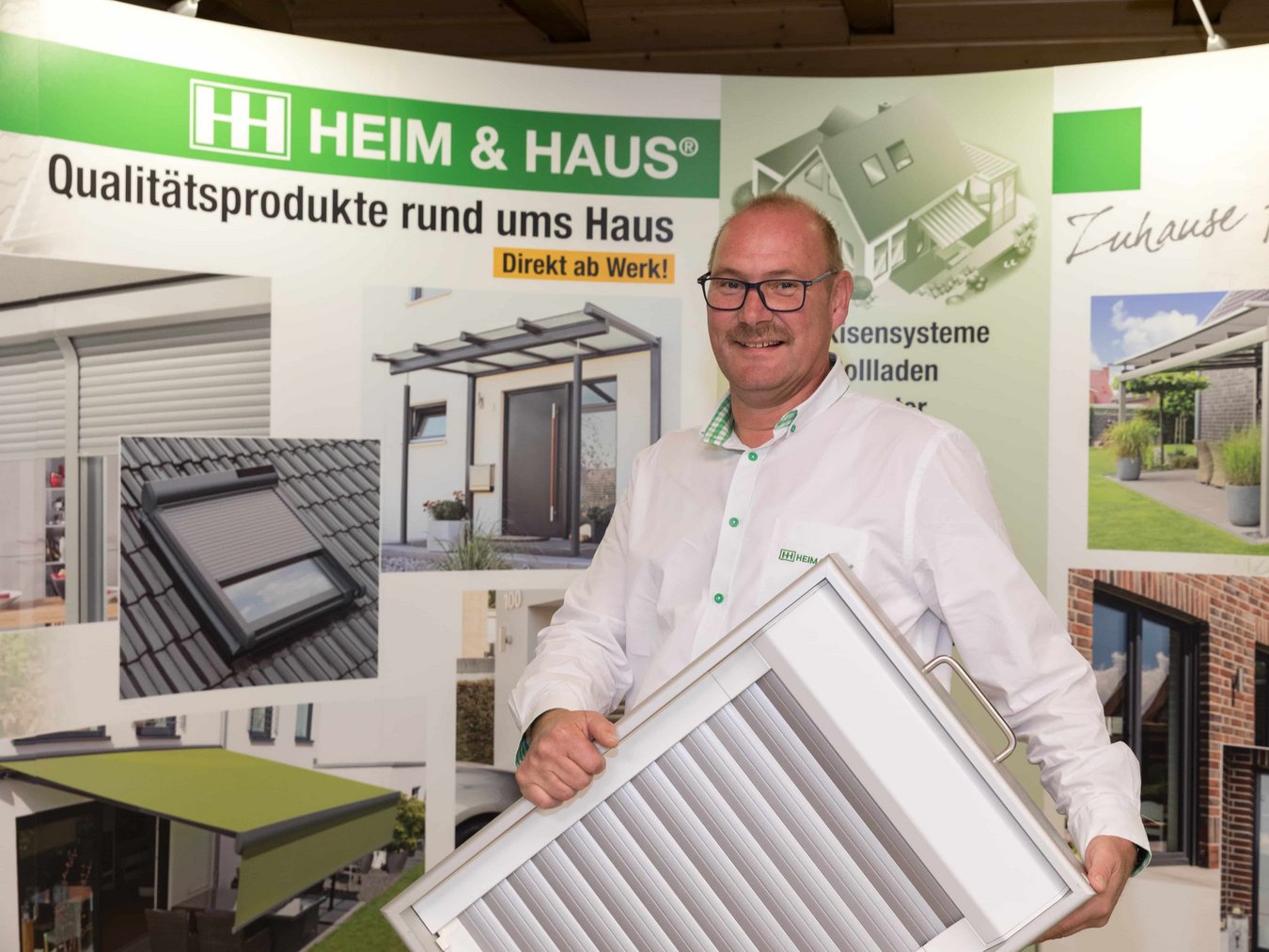 HEIM & HAUS Fachberater mit einem Rollladenexponat