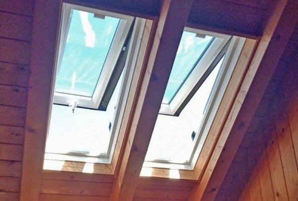 Dachfenster mit Klappmechanismus ermöglichen eine platzsparende Öffnung Zwei nach außen geöffnete Dachfenster nebeneinander