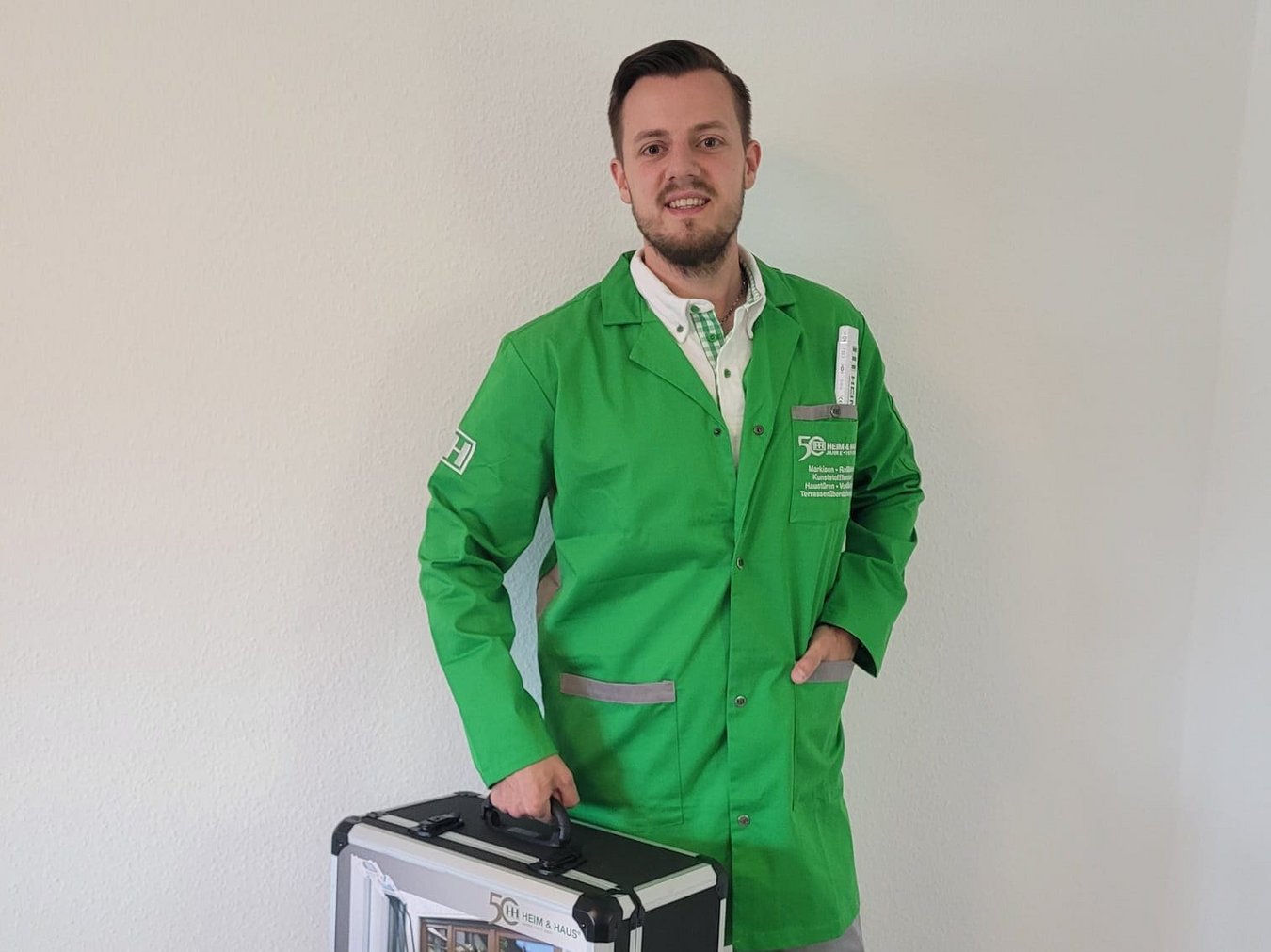 HEIM & HAUS Fachberater Herr Langer aus der Verkaufsleitung in Essen mit einem Koffer