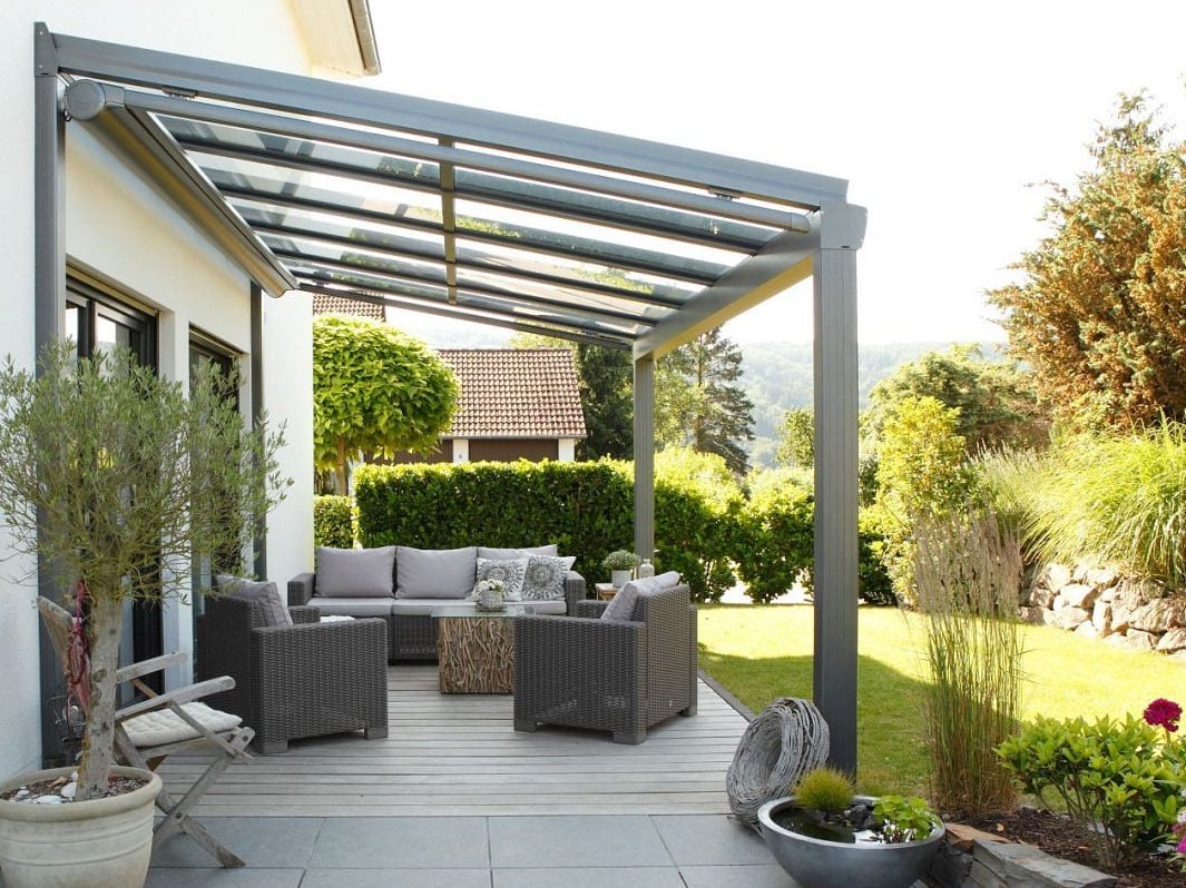 Neues Terrassendach? Das müssen Sie vorher beachten Seitliche Ansicht eines gläserne Terrassendachs an weißer Hausfassade