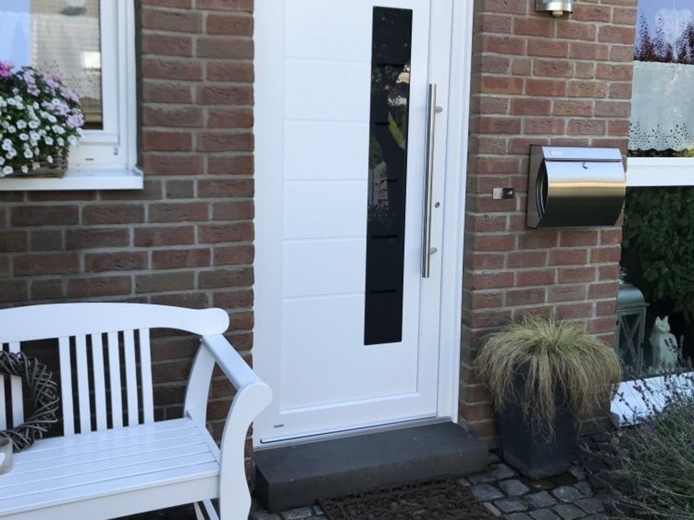 Weiße Haustür neben Briefkasten