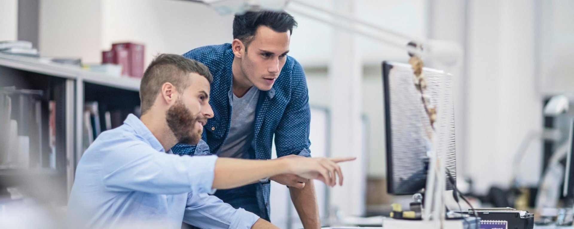 HEIM & HAUS Auszubildender Dialogmarketing vor dem PC