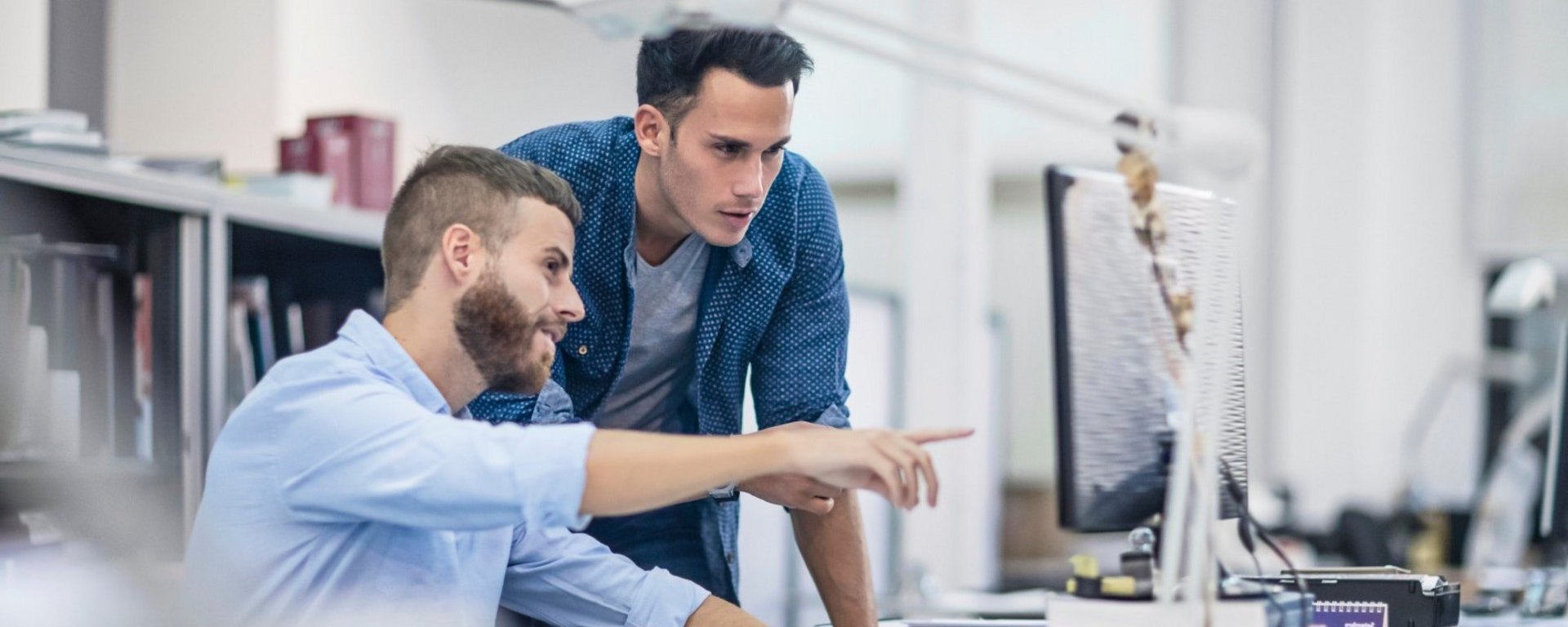 HEIM & HAUS Auszubildender Dialogmarketing vor dem PC