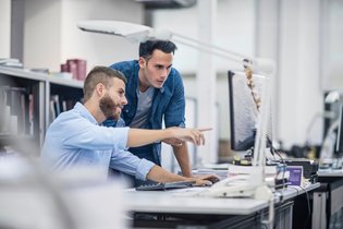 HEIM & HAUS Auszubildender Dialogmarketing vor dem PC