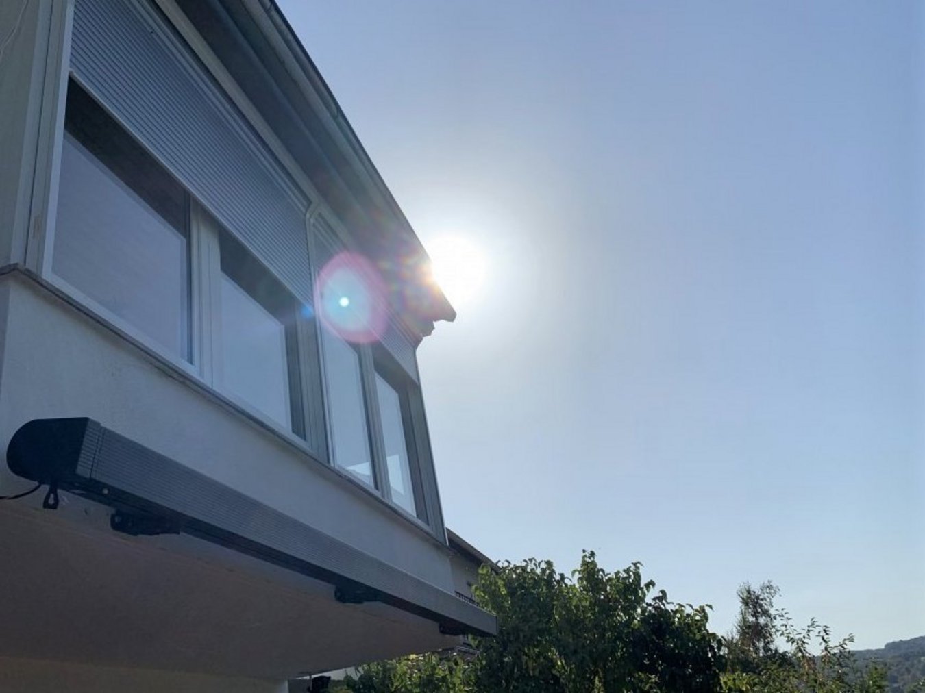 Rollladen mit Sonnenspiegelung