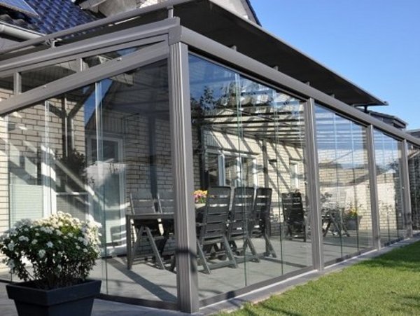 Wetterschutzelemente und Schiebeverglasungen bieten zusätzlichen Wetterschutz Terrassendach mit Wetterschutzelementen