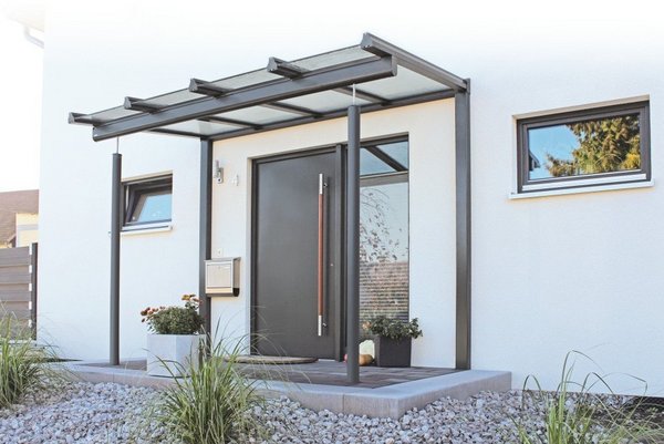 Vordach aus Glas mit dunkler Aluminiumkonstruktion