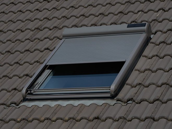 Dachfenster mit grauem Rahmen 