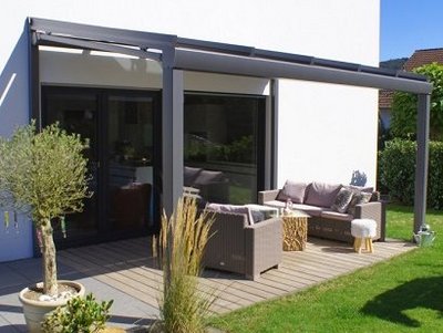 HEIM & HAUS Fotowettbewerb 2018 dunkelgraues Terrassendach an weißer Fassade