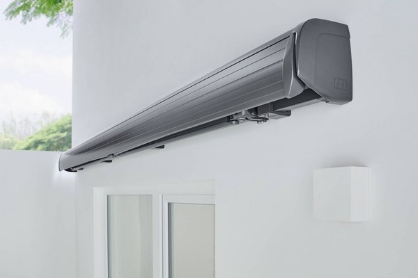 Markise Deluxe GRANDE Vario an der Wand montiert