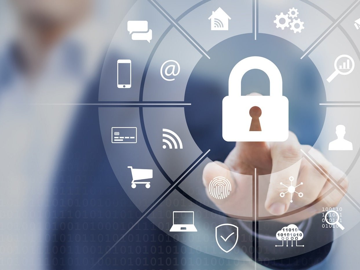 Wie sicher ist Smart Home? Hand berührt virtuellen Screen mit Smart Home Icons