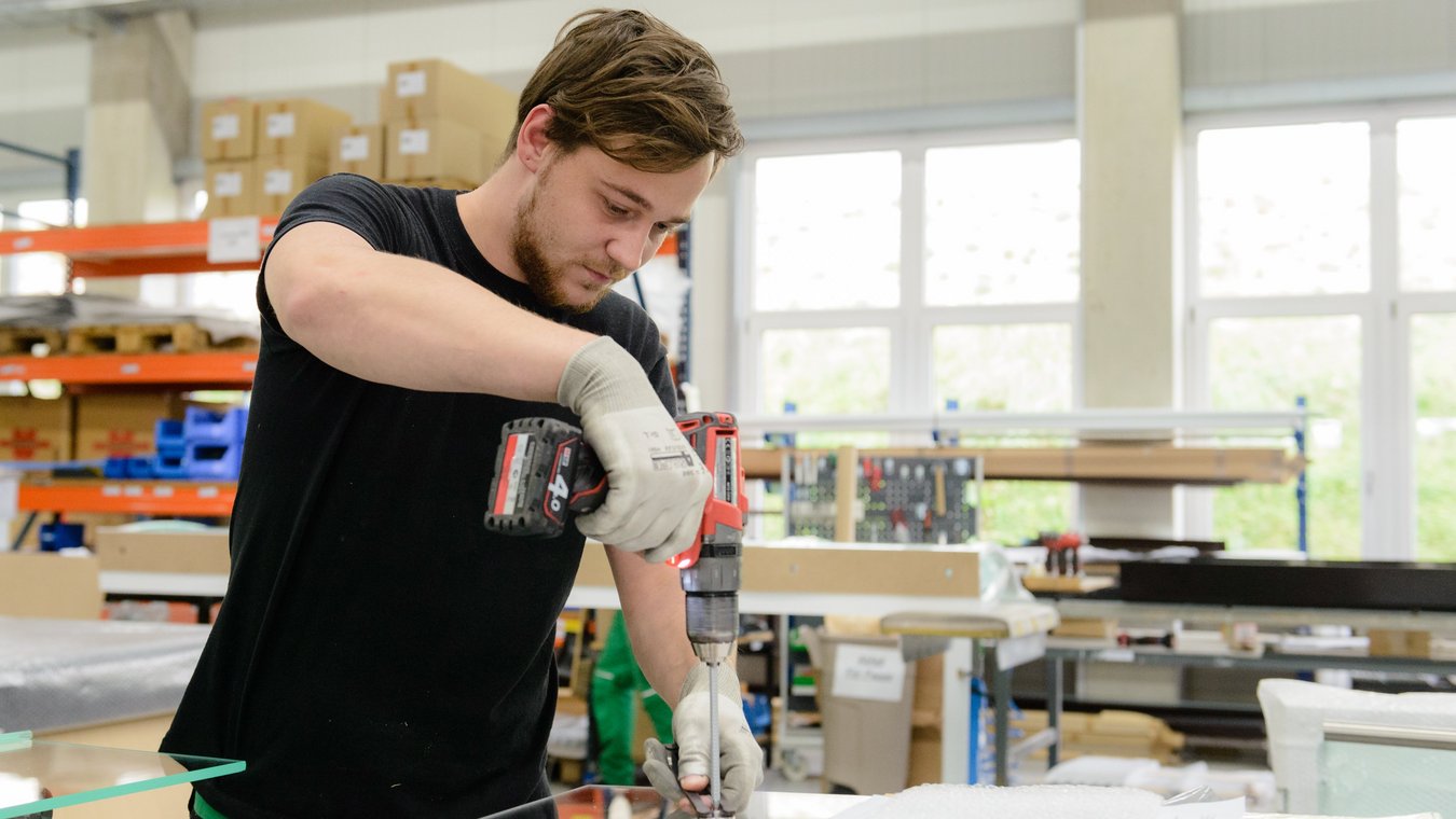 HEIM & HAUS Ausbildung in unserem Work in Voerde mit einer Bohrmaschine