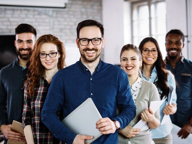 6 junge erwachsene Menschen in einer Reihe