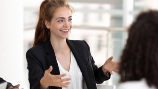 HEIM & HAUS Stock Material mit einer lächelnden Frau
