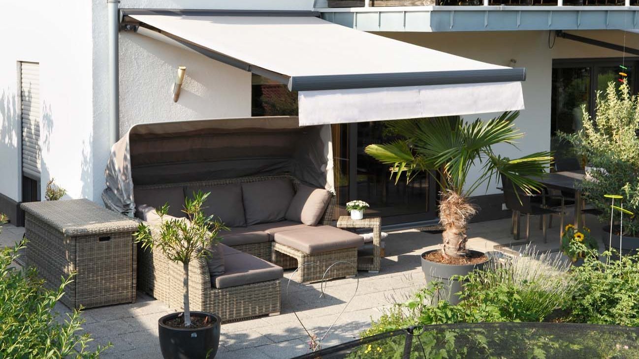 Schmale Markise über Terrasse