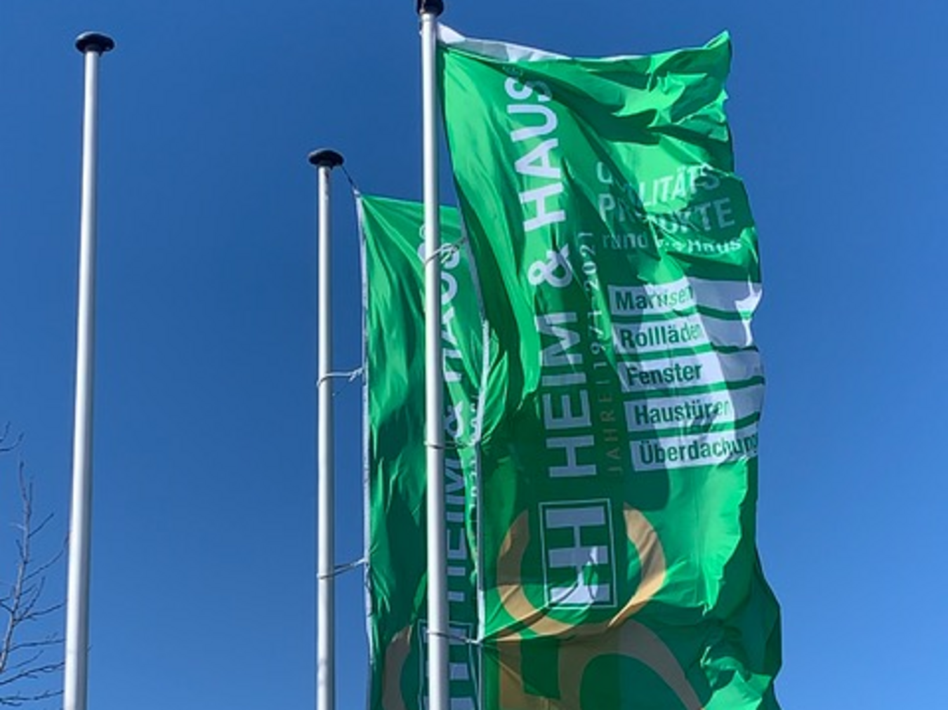 HEIM & HAUS Flagge an der Verkaufsleitung in Kassel