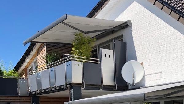 Balkonmarkisen beschatten Balkone und angrenzende Innenräume Markise mit hellem Markisentuch über Balkon