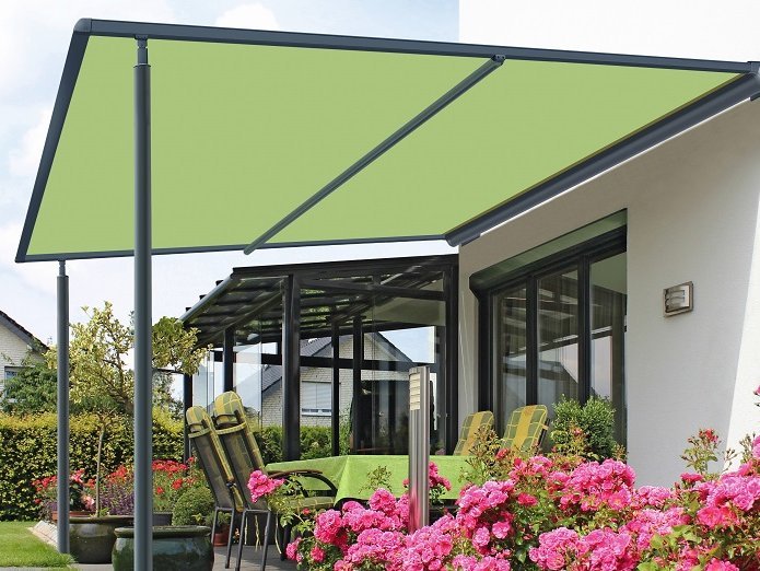 Pergolamarkise mit hellgrünem Markisentuch und German Design Award Logo