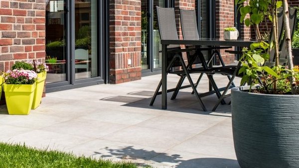 Fliesen und Naturstein gibt es für Terrassenböden in zahlreichen Varianten Terrasse mit Fliesenboden
