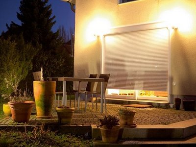 In der Urlaubszeit sein Haus möglichst bewohnt wirken lassen, um sich vor Einbruch zu schützen Terrasse beleuchtet