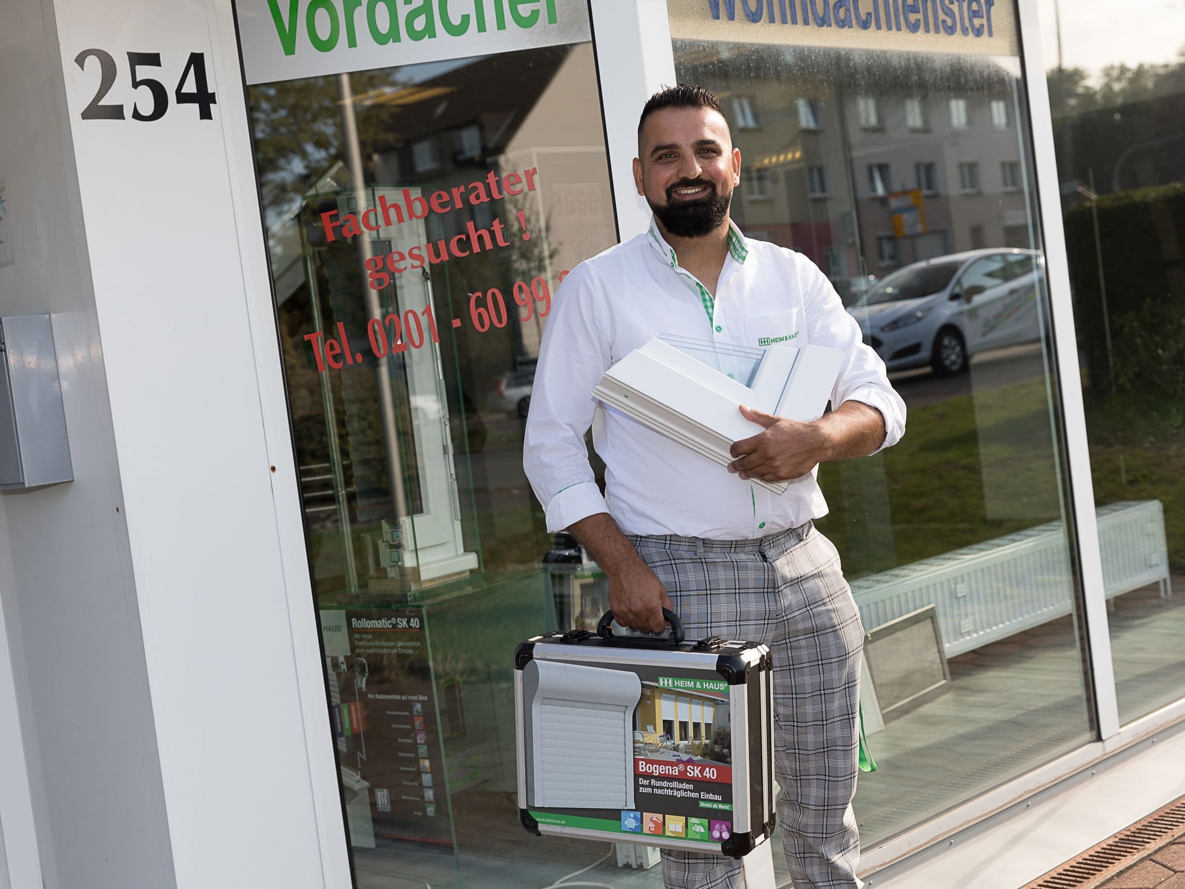 HEIM & HAUS Fachberater der Verkaufsleitung Essen mit Koffer