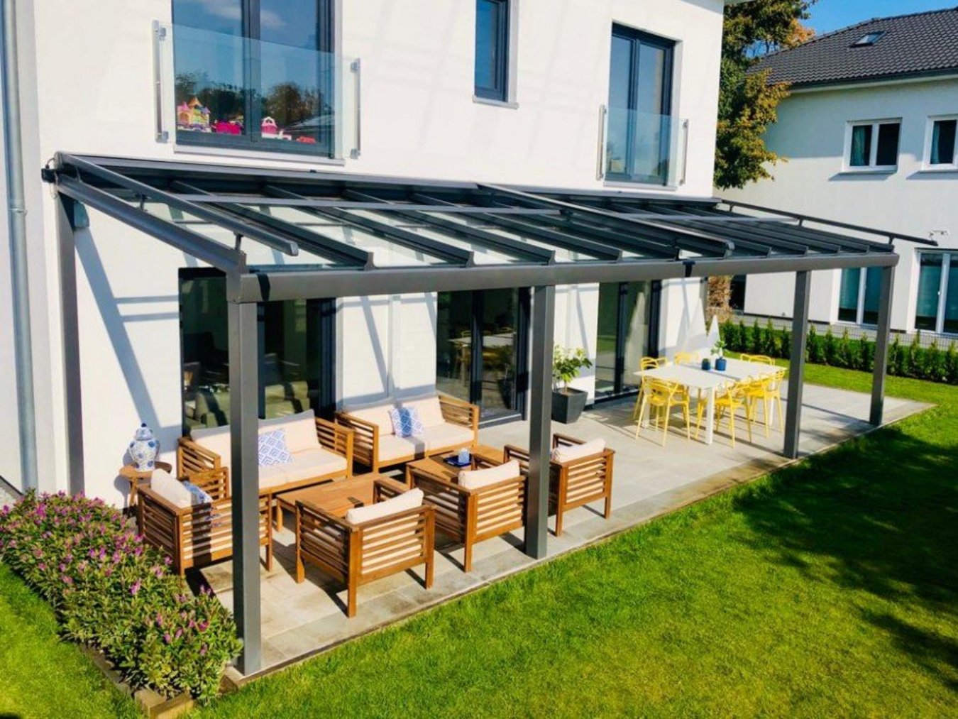 Langes Terrassendach über mehreren Sitzgruppen auf Terrasse