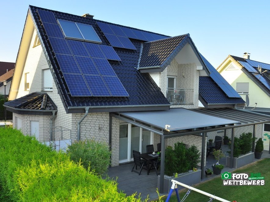 Haus mit Terrassendach und Wintergartenmarkise