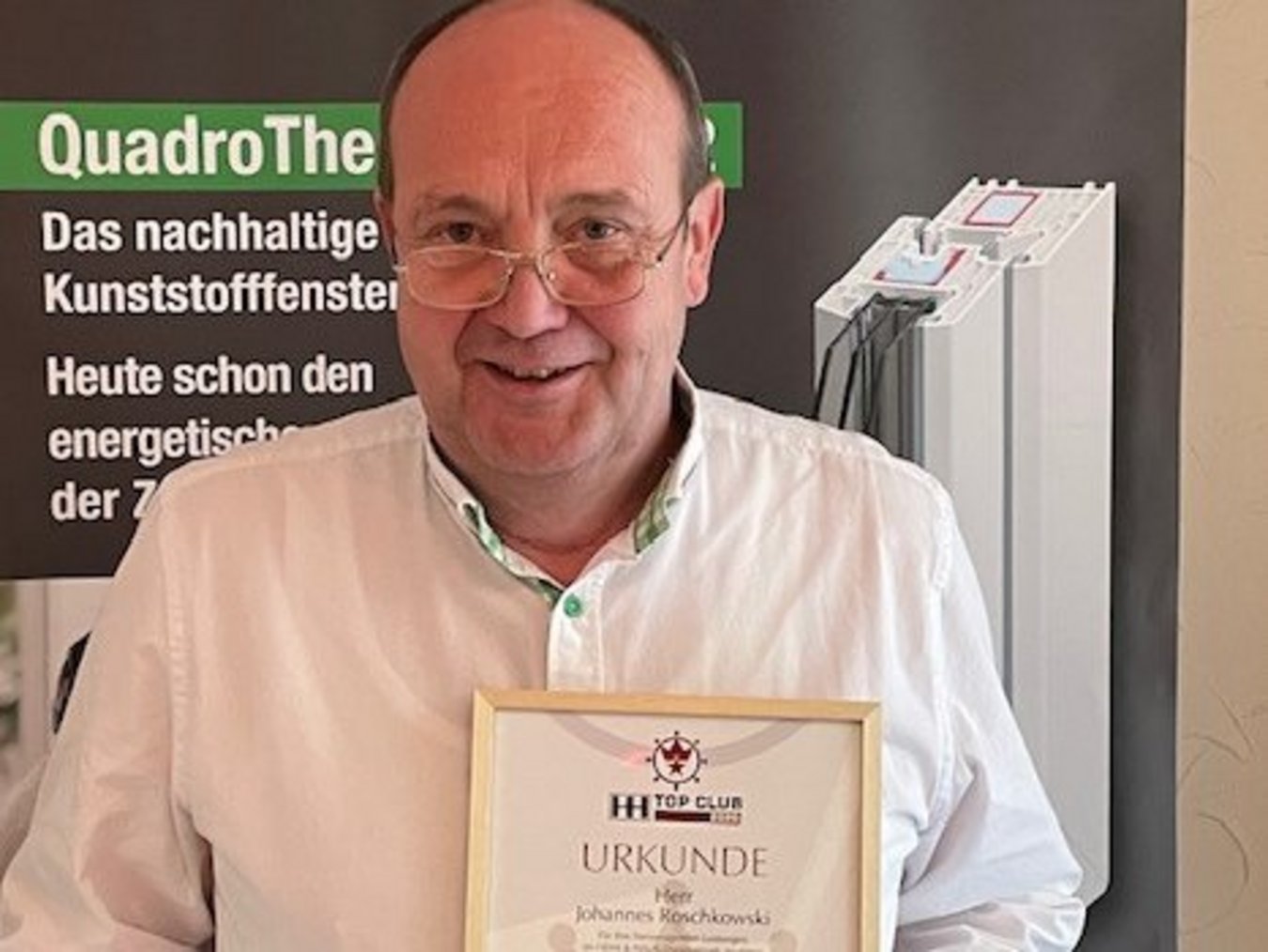 HEIM & HAUS Fachberater Herr Roschkowski aus der Verkaufsleitung Hamburg mit einer Urkunde