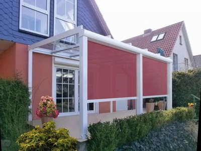 Blendschutz durch Zipscreens roter Zipscreen an Terrassendach