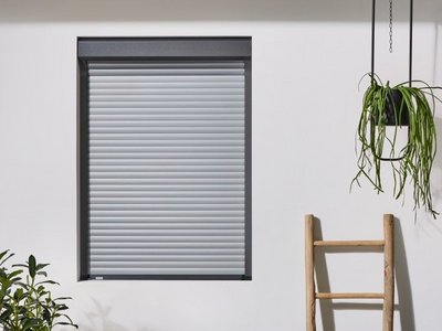 Rolladen bieten neben Sonnenschutz auch Sicht- und Einbruchschutz