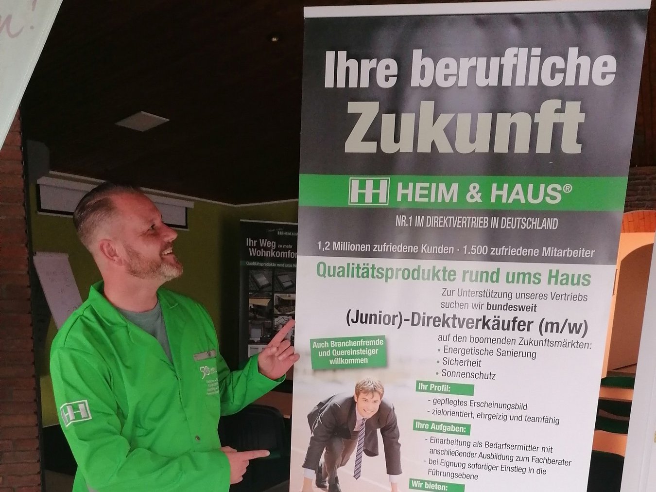HEIM & HAUS Fachberater Herr Neubauer aus der Verkaufsleitung Bremen neben einem Roll-Up für eine Stellenanzeige