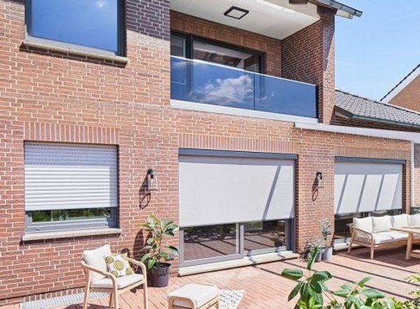 Fenster mit Rollladen neben Terrassentür mit Zipscreen