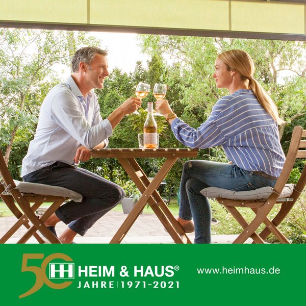 HEIM & HAUS Instagram Posting mit 2 Personen die mit einem Weinglas anstoßen