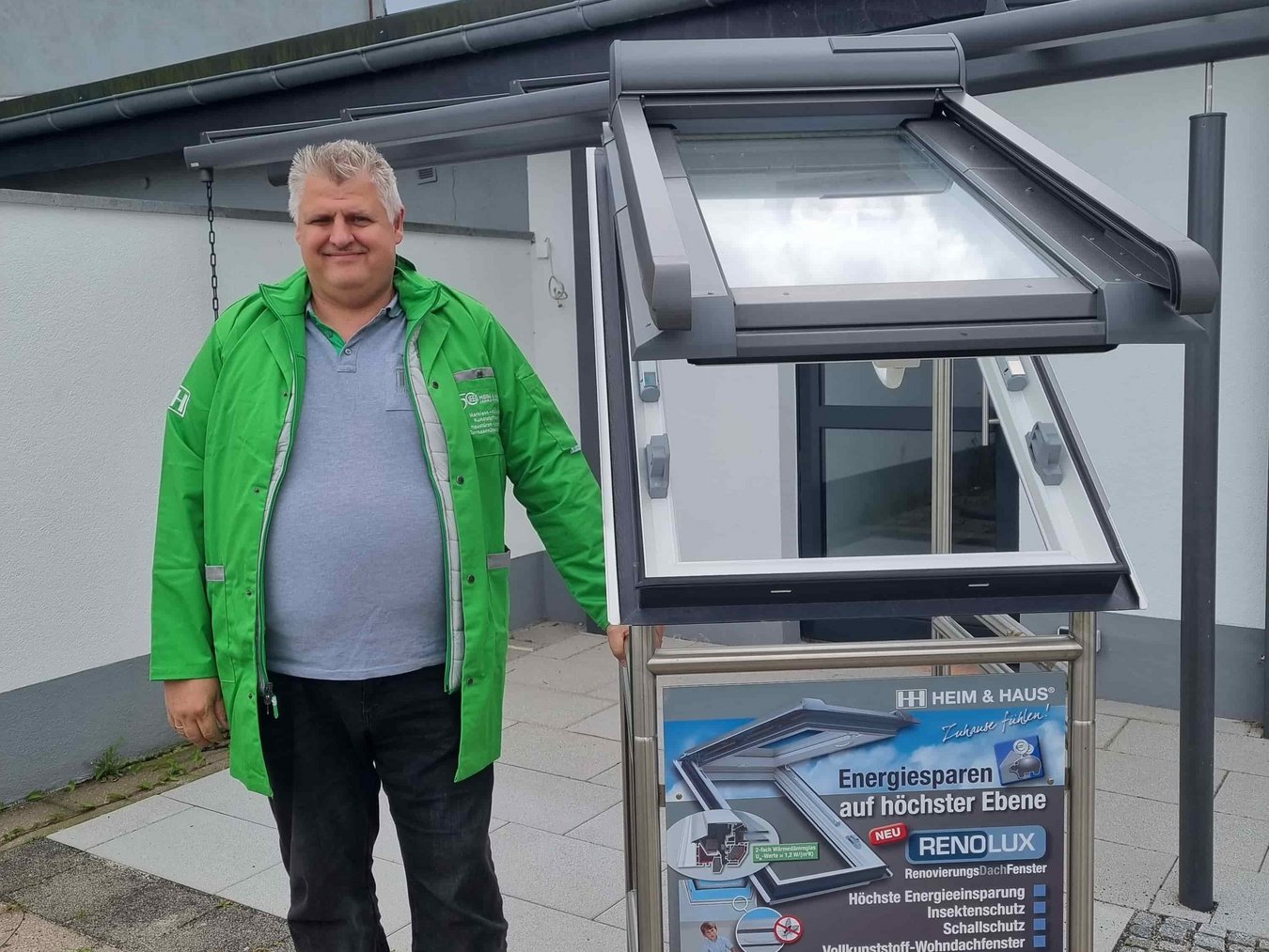 HEIM & HAUS Fachberater Herr Hilbil der Verkaufsleitung Frankfurt neben einem Terrassendach-Exponat