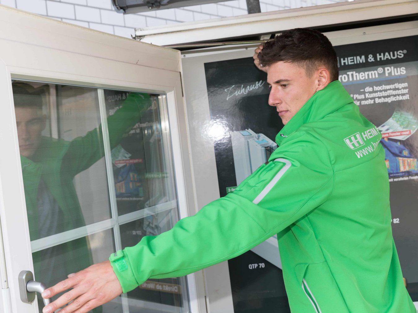 HEIM & HAUS Fachberater der Verkaufsleitung Wesel an einem Kunststofffenster-Exponat