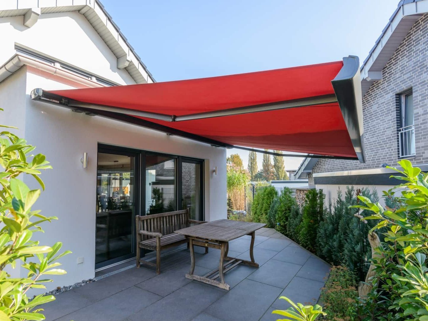 Markisentypen für unterschiedliche Einsatzbereiche und Anforderungen hellrote Gelenkarmmarkise