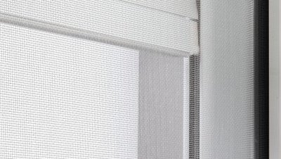 Fenster mit Insektenschutzrollo in Detailansicht