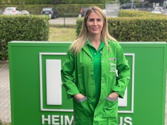 HEIM & HAUS Fachberaterin Frau Tschidatz der Verkaufsleitung Münster mit grünem HEIM & HAUS Mantel