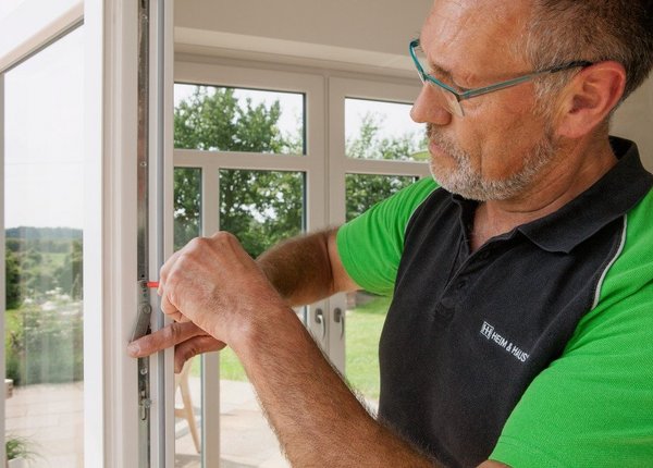 Kundendiensttechniker von HEIM & HAUS am Fenster