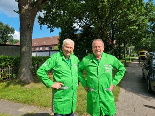 HEIM & HAUS Fachberater Herr Jumpertz und Herr Perius der Verkaufsleitung in Bremen mit grünem HEIM & HAUS Kittel