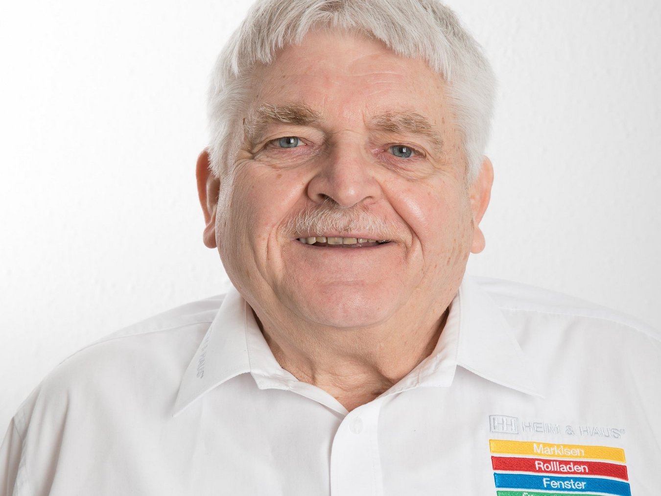 HEIM & HAUS Fachberater Herr Ress der Verkaufsleitung Frankfurt im Portrait mit einem weißen Hemd von HEIM & HAUS