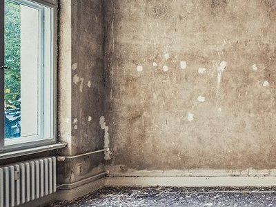 Eine Komplettsanierung ist ein umfangreiches Unterfangen Raum während Sanierung